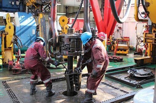 中國(guó)海油鉆井平臺(tái)鏖戰(zhàn)爪哇海(圖1) 中國(guó)海油鉆井平臺(tái)鏖戰(zhàn)爪哇海(圖1)