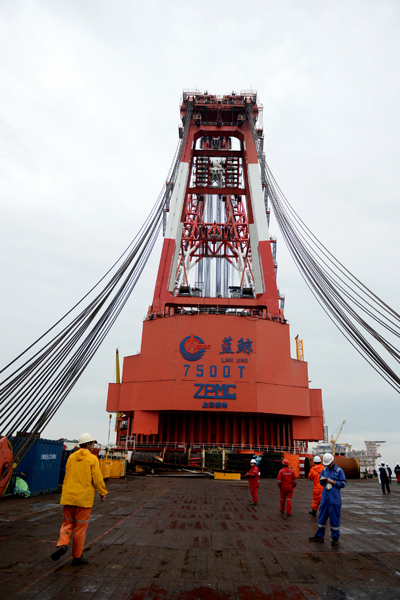 中海油:國(guó)內(nèi)最大海洋石油井口平臺(tái)組塊成功吊裝(圖2) 中海油:國(guó)內(nèi)最大海洋石油井口平臺(tái)組塊成功吊裝(圖2)