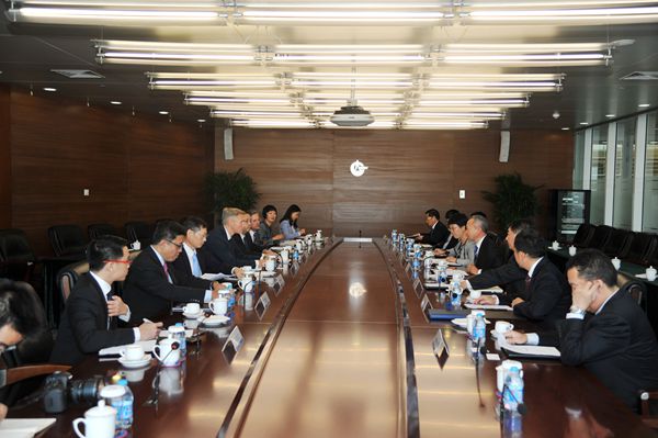 劉健會見殼牌大項目和技術(shù)總裁貝戈曼(圖1)